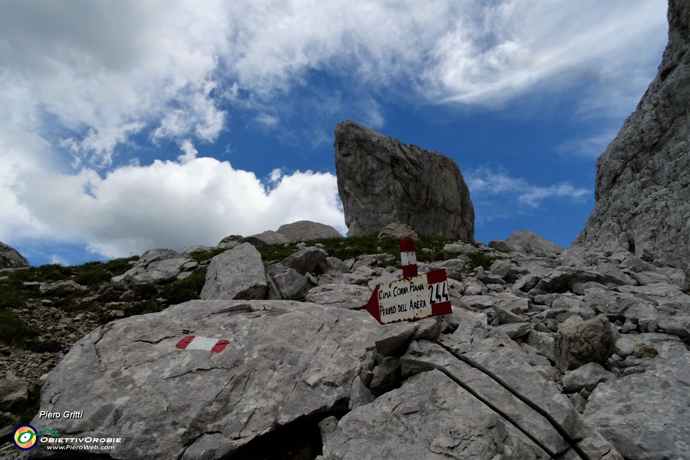 41 Proseguo sul 244 salendo sopra il Passo di Corna Piana (2160 m).JPG